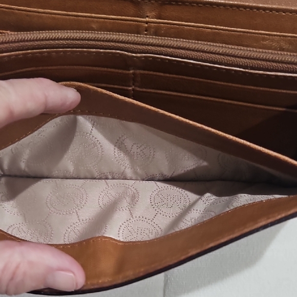 Michael Kors Tan Leather Wallet with Gold Logo - Picture 7 of 13